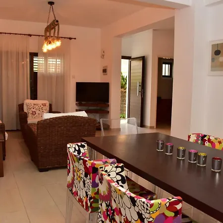Limni Pool House *